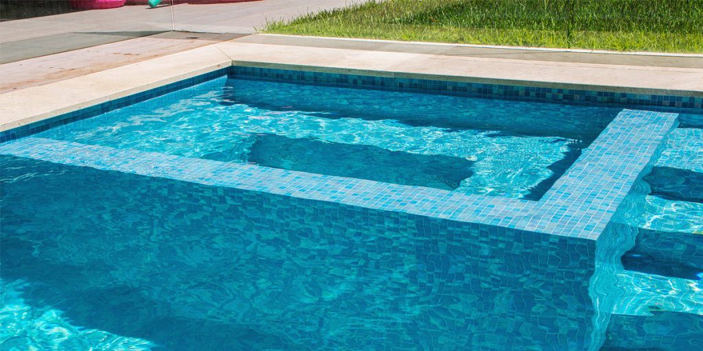 Bassin de spa et piscine en mosaique