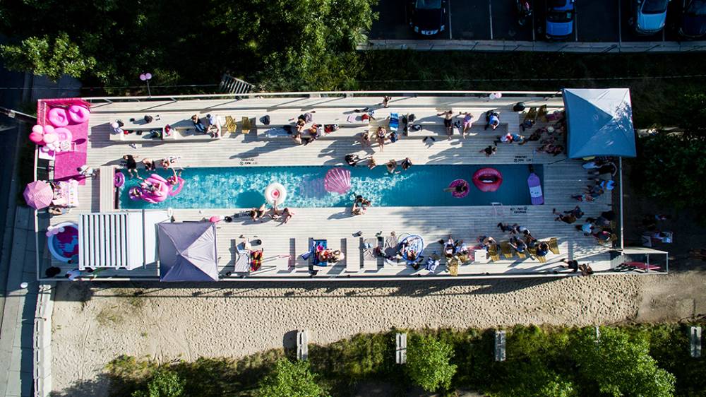 Le couloir de nage mesure environ 20 mètres de long
