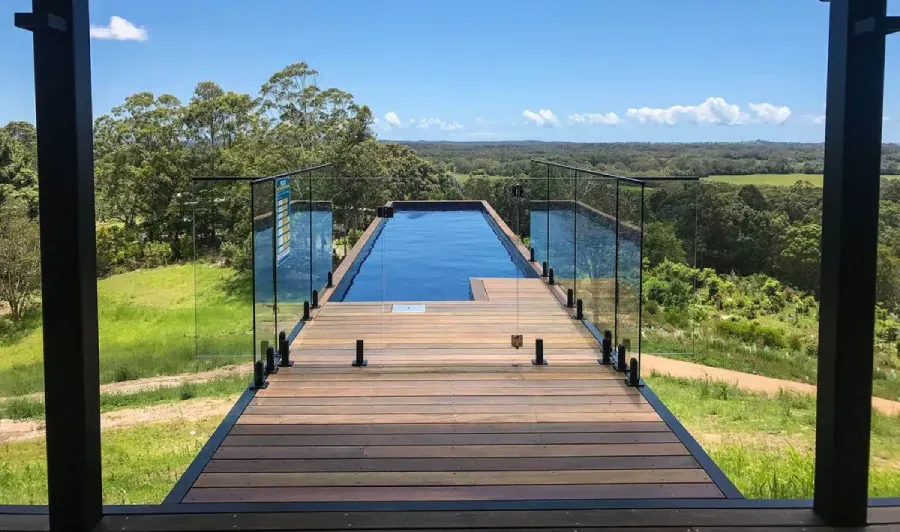 Plage en bois exotique et garde corps en verre pour piscine container