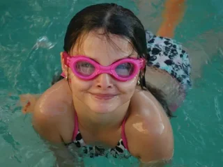 Apprendre la natation dans un spa de nage