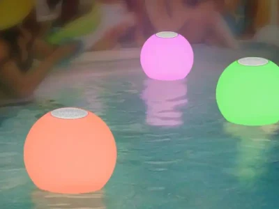 Boule lumineuse de piscine flottante avec enceinte connectee