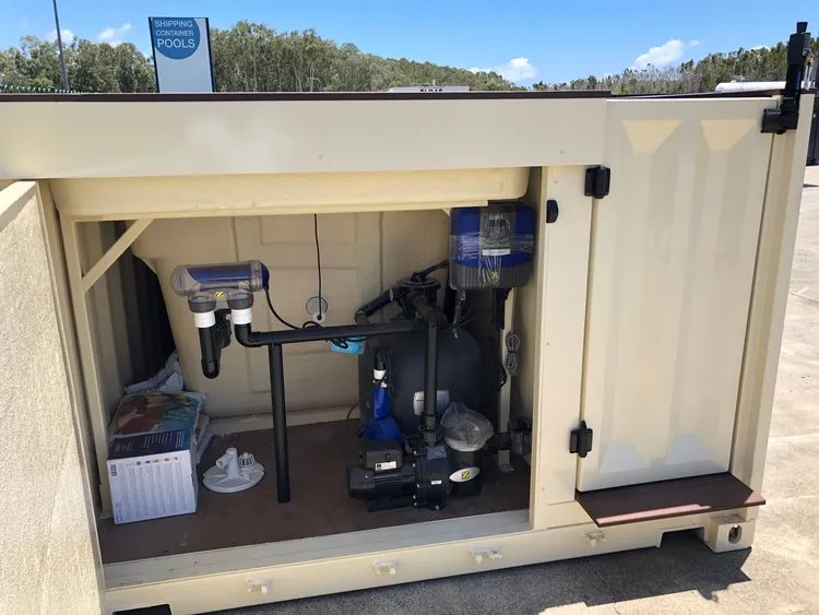 Vue sur le local technique d'une piscine container
