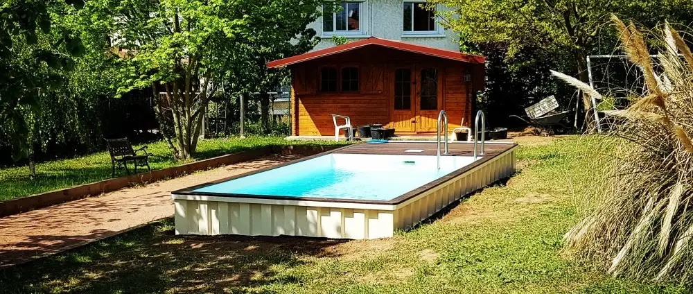 Piscine container enterrée avec plage en bois et échelle inox
