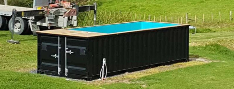 Piscine container noire posée sur gravier