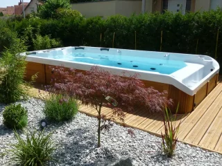 Installation du spa de nage à débordement Wellness en version semi-enterrée
