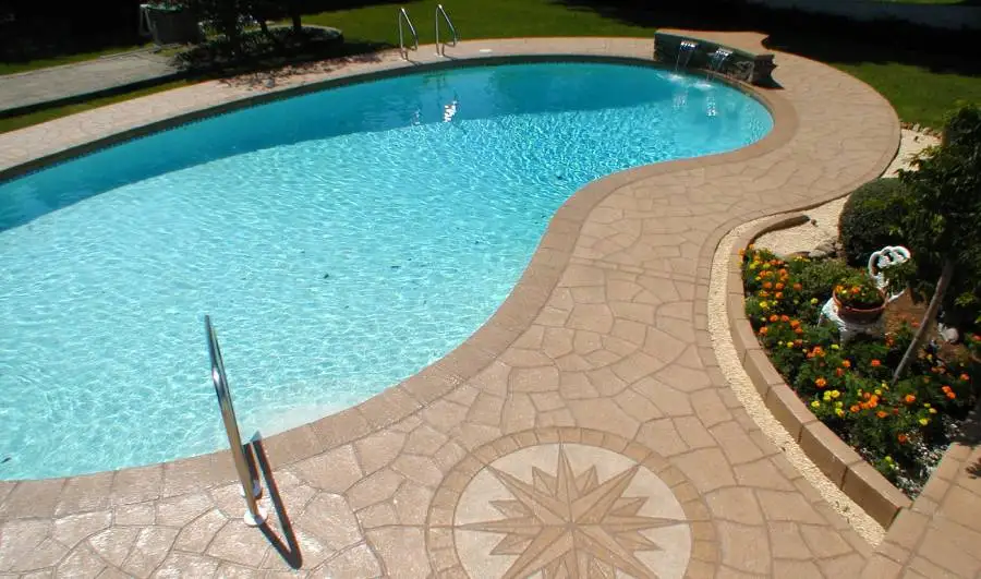 Les motifs décoratifs d'une terrasse de piscine en béton imprimé