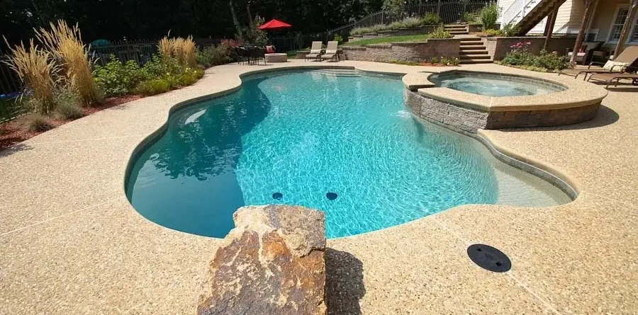 Le béton désactivé couleur sable pour une plage de piscine