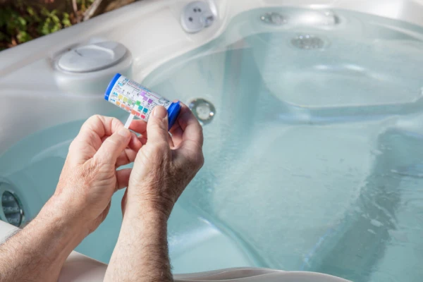 Contrôler régulièrement l'eau du jacuzzi pour éviter la formation de mousse