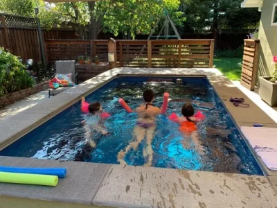 La mini piscine de nage à contre courant pour toute la famille