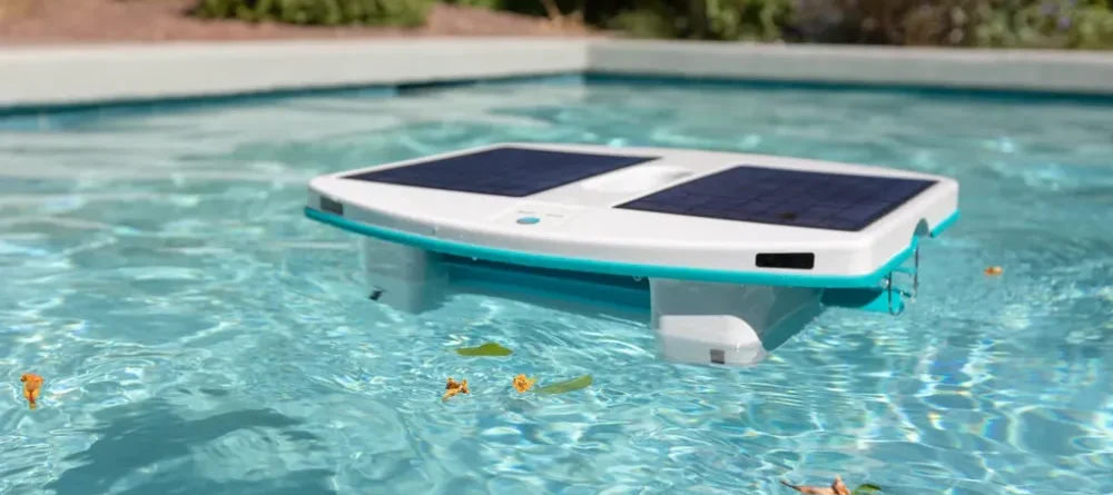 Les robots nettoyeurs collectent les débris et impuretés à la surface de l'eau