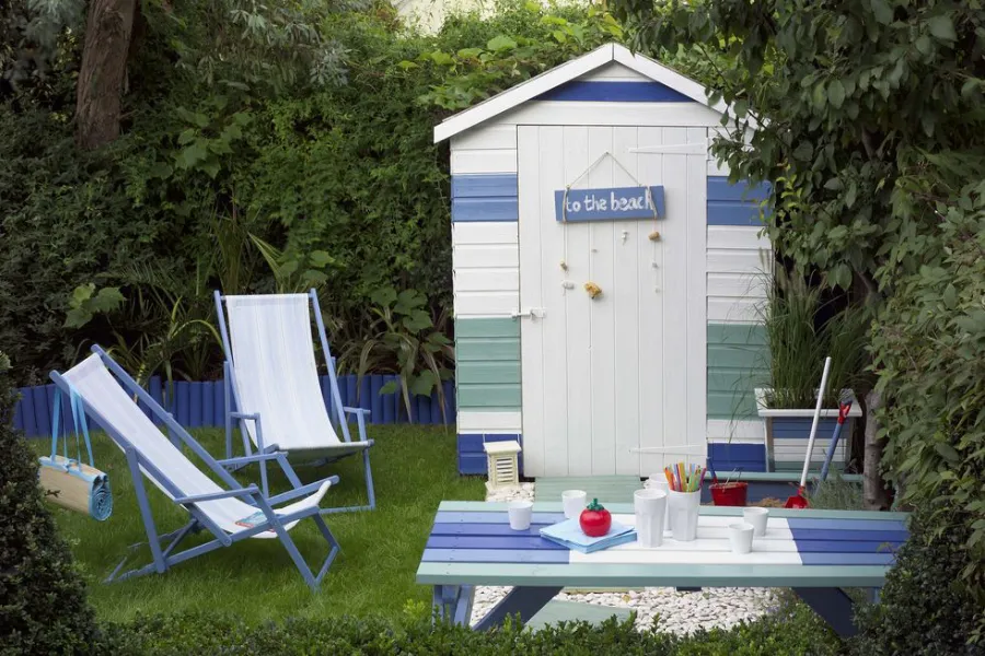 Abri de jardin en forme de cabine de plage et coin détente
