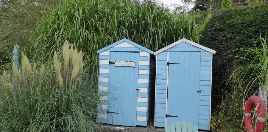 Deux cabines de plage en bois dans un coin du jardin