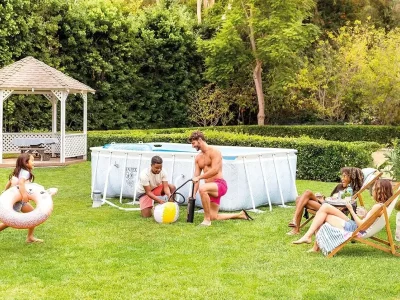 L'installation d'une piscine tubulaire hors sol dans un jardin