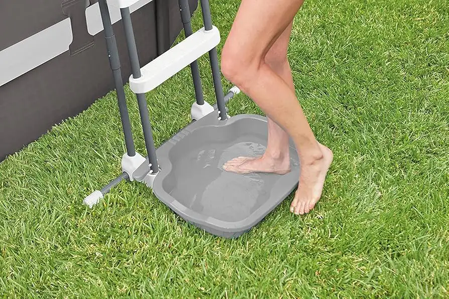Certains modèles de bassine rince pied se clipsent sur l'échelle de la piscine