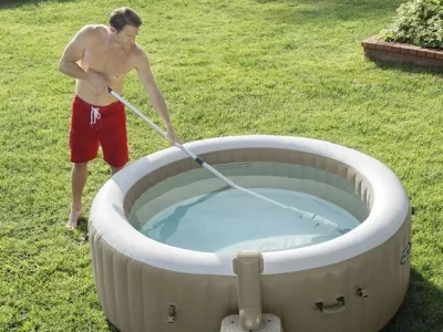 Le guide pour nettoyer son spa gonflable et garder une eau saine et propre
