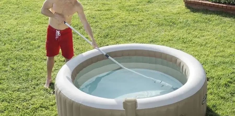 Le guide pour nettoyer son spa gonflable et garder une eau saine et propre