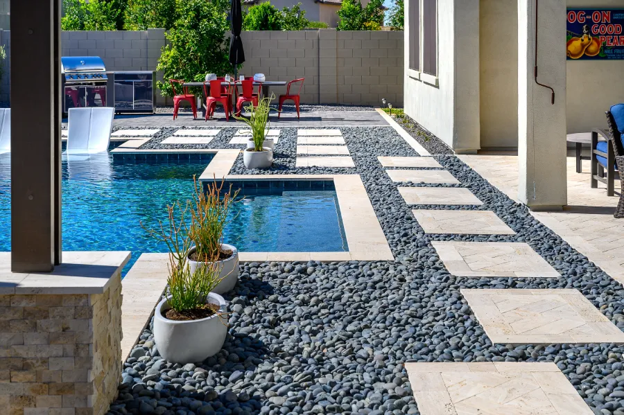 Aménagement autour d'une piscine avec des galets gris