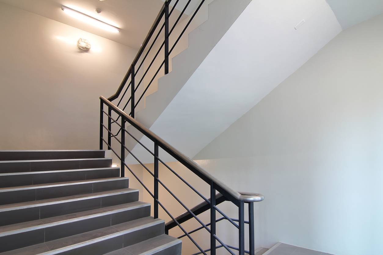 escalier personnes à mobilité réduite PMR nez de marche antidérapant sécurité