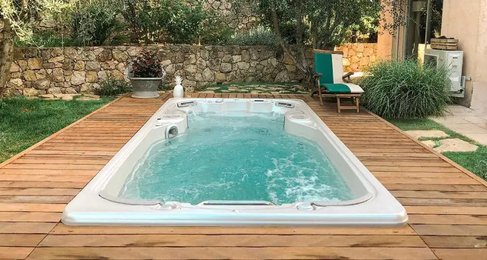 Le spa de nage encastrable Clairazur 14AX : des jets de nage performants et 4 assises de massage