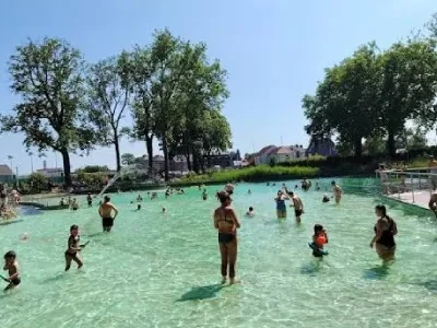 Vue sur les bassins naturels du site aquatique de Dour en Belgique