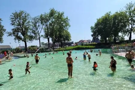 Vue sur les bassins naturels du site aquatique de Dour en Belgique